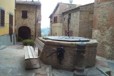 Il Pozzo in Via dello Spedale a Gambassi Terme (10195 bytes)